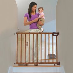 Summer Infant Deluxe Stairway Simple to Secure Wood Gate
